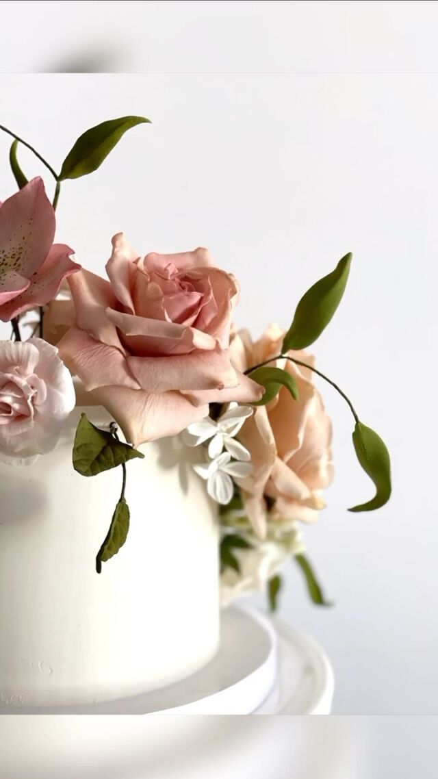 Deceptively Simple Gumpaste Flower Cupcakes | Tikkido.com